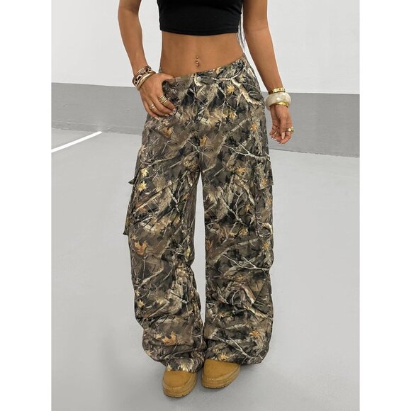 Women's Camo Print Cargo Pants - Soft Baggy Trousers with Elastic Waist - Picture 4 of 6